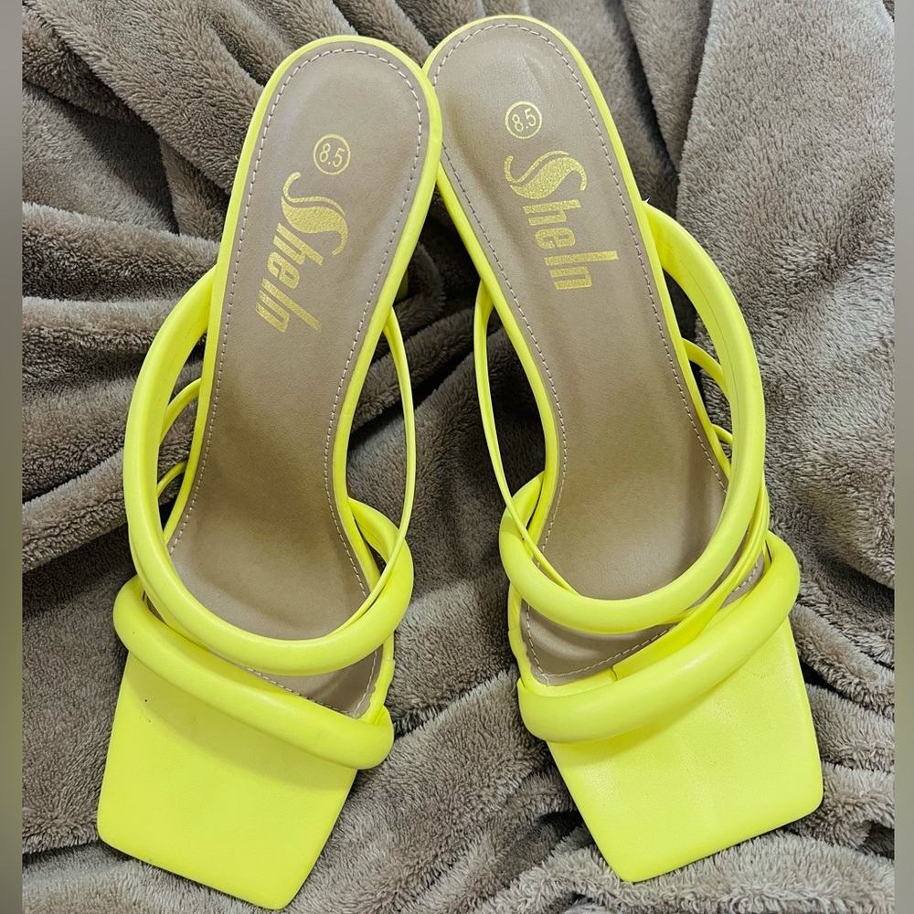 Selling these very classy heels, I use this once and realize heels is not for me